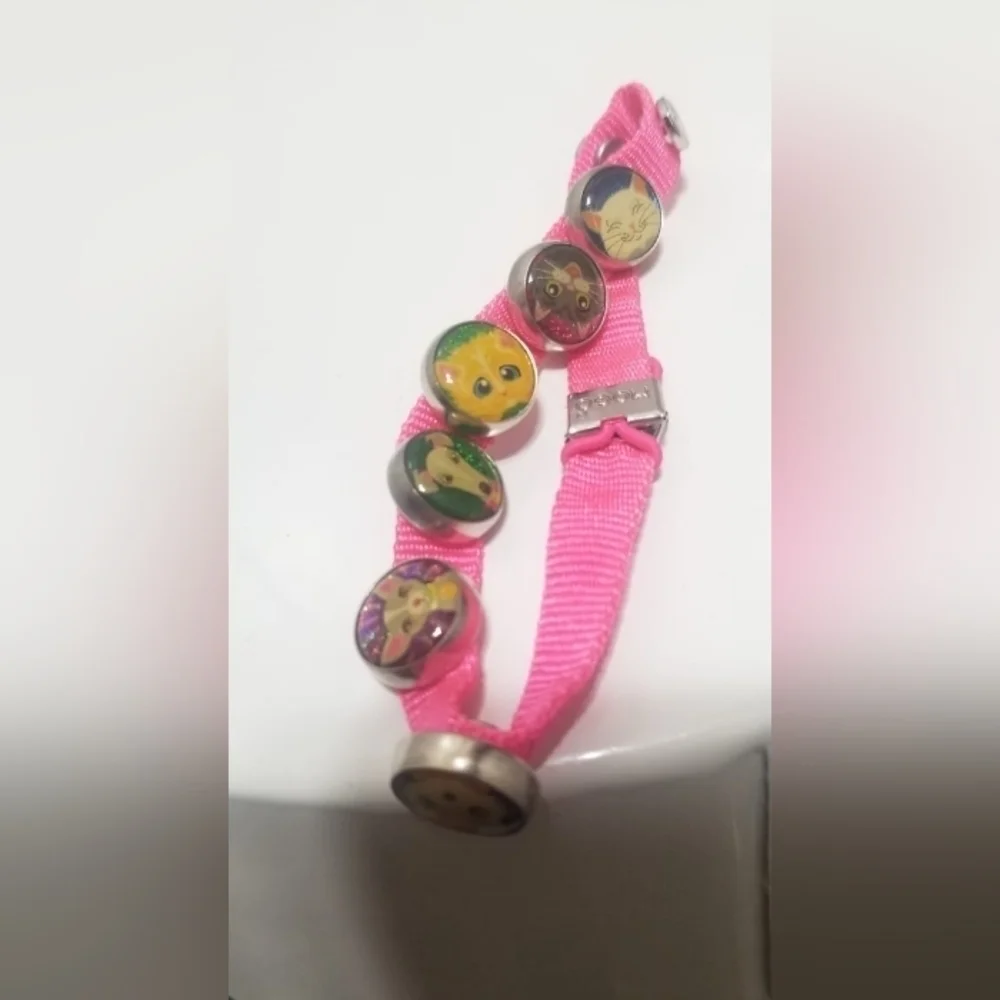 Girls Pink Mogo Charm Magnetic Bracelet.🌴